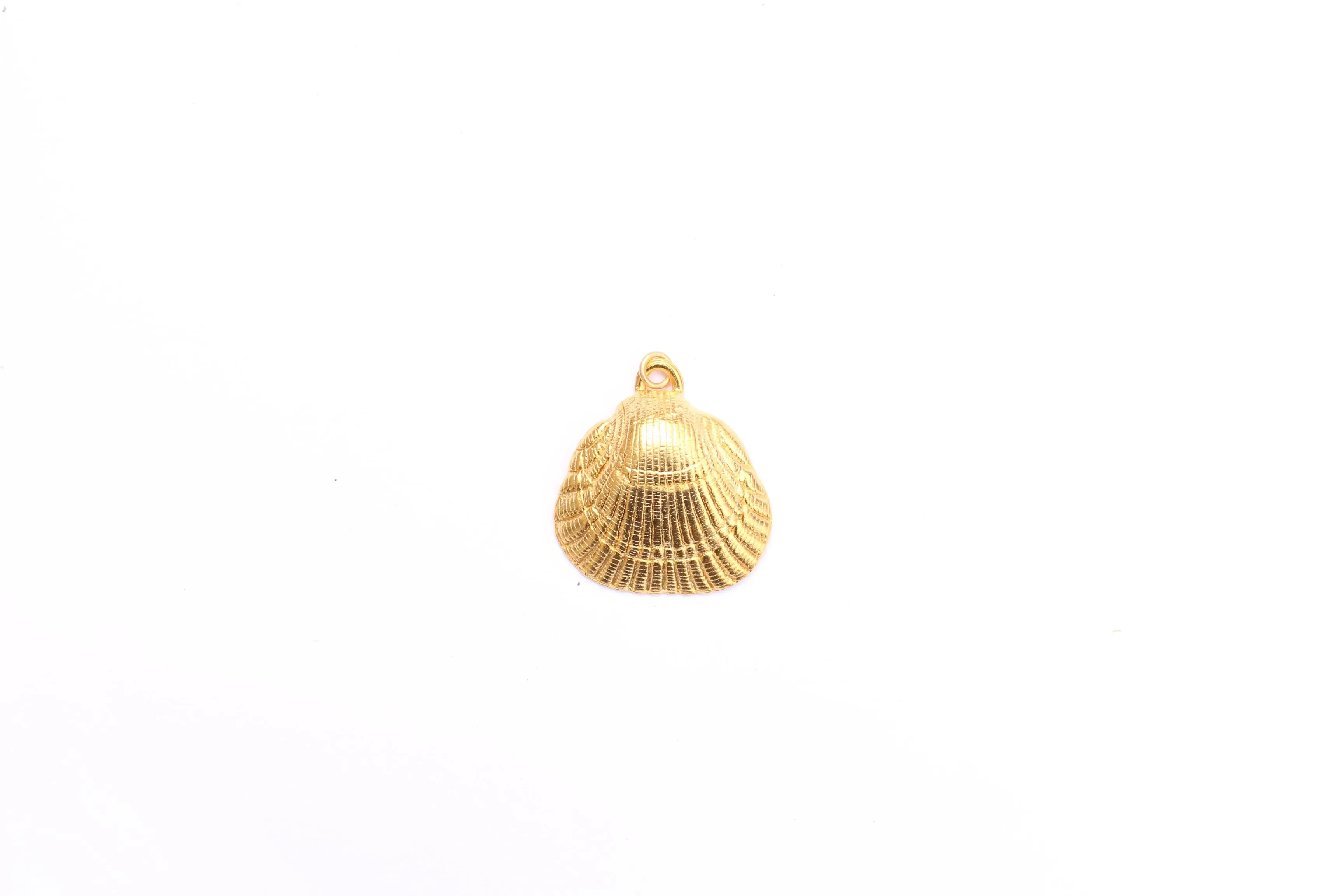 Shell Pendant in Britannium - Coastal Elegance in Every Detail