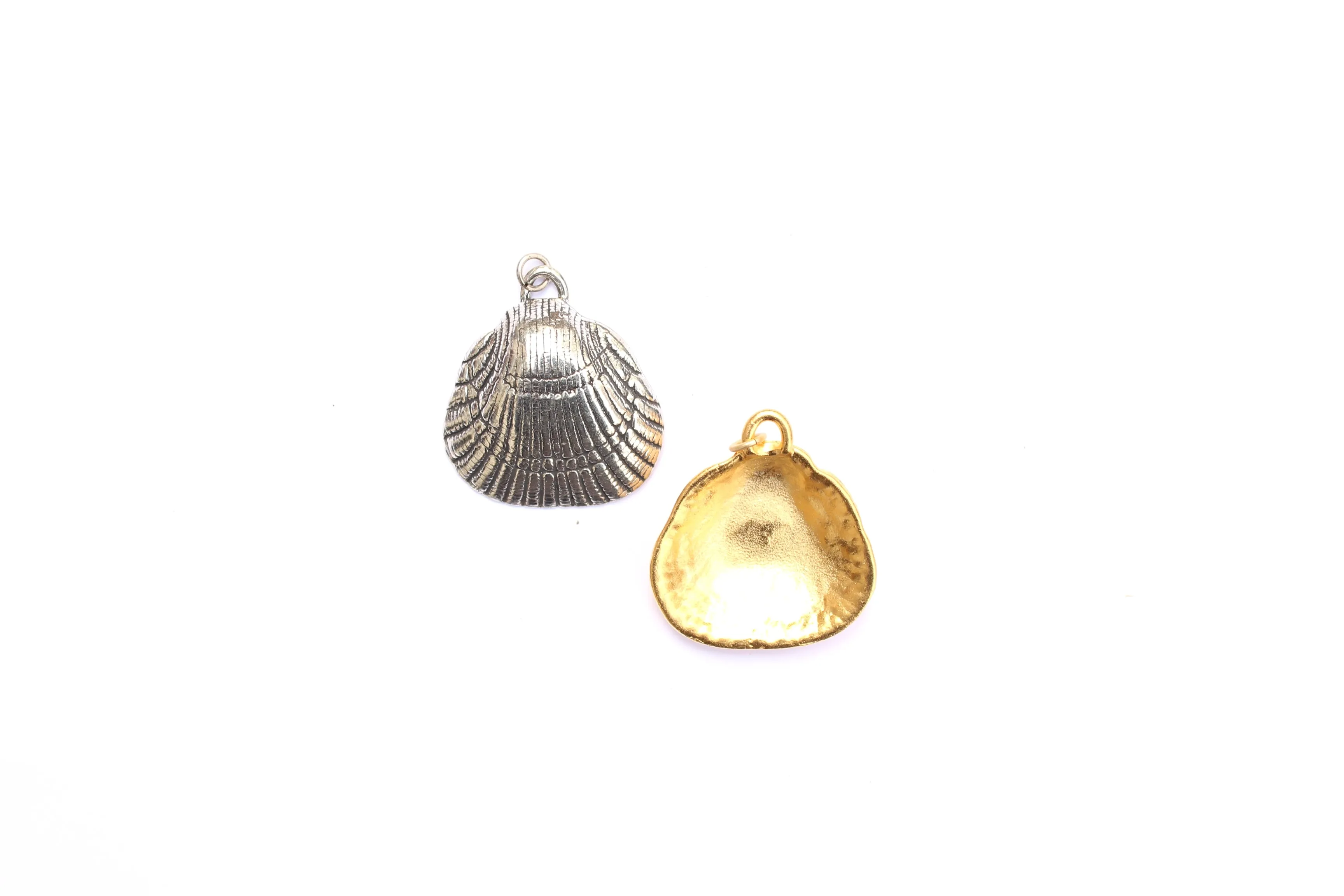 Shell Pendant in Britannium - Coastal Elegance in Every Detail