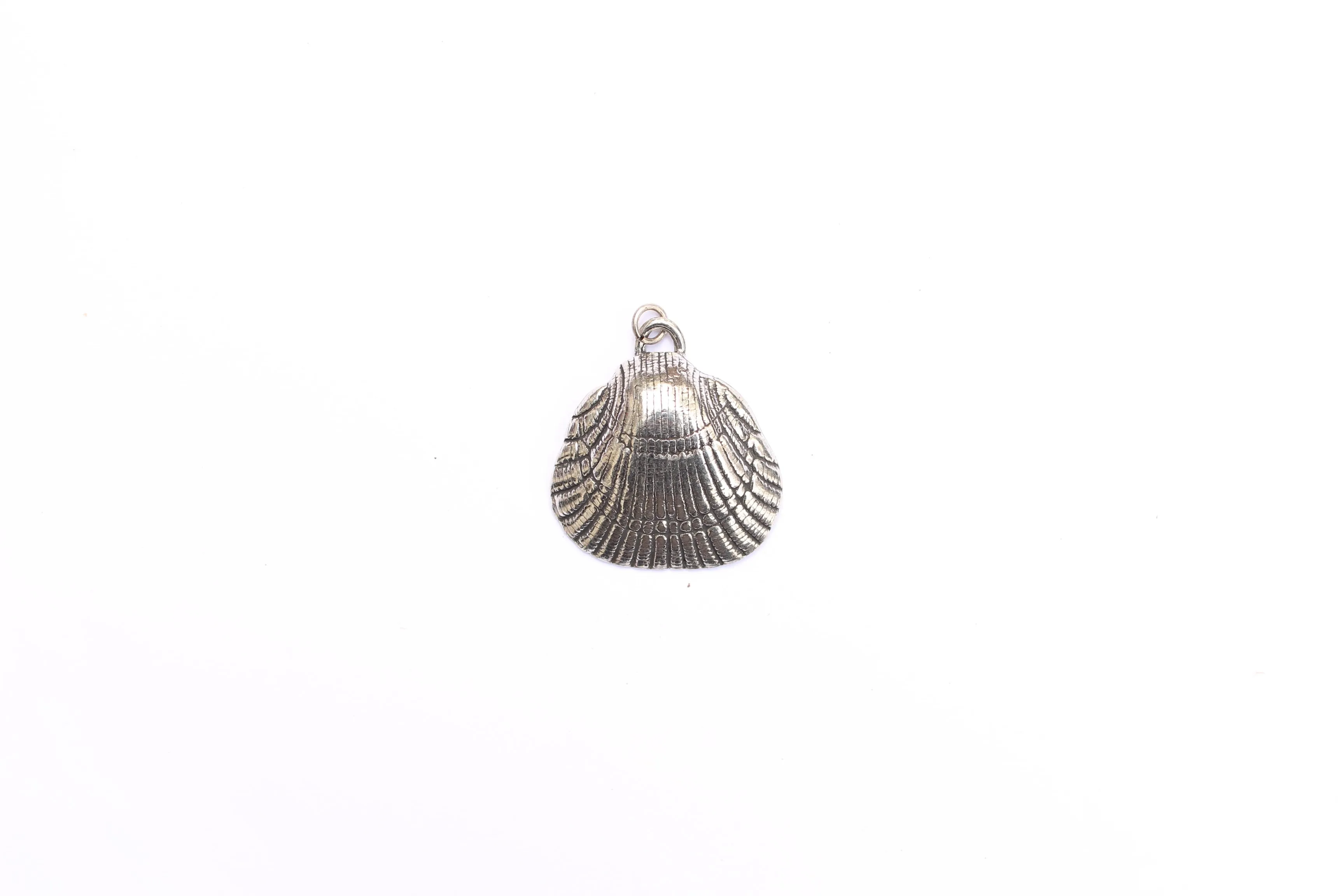 Shell Pendant in Britannium - Coastal Elegance in Every Detail