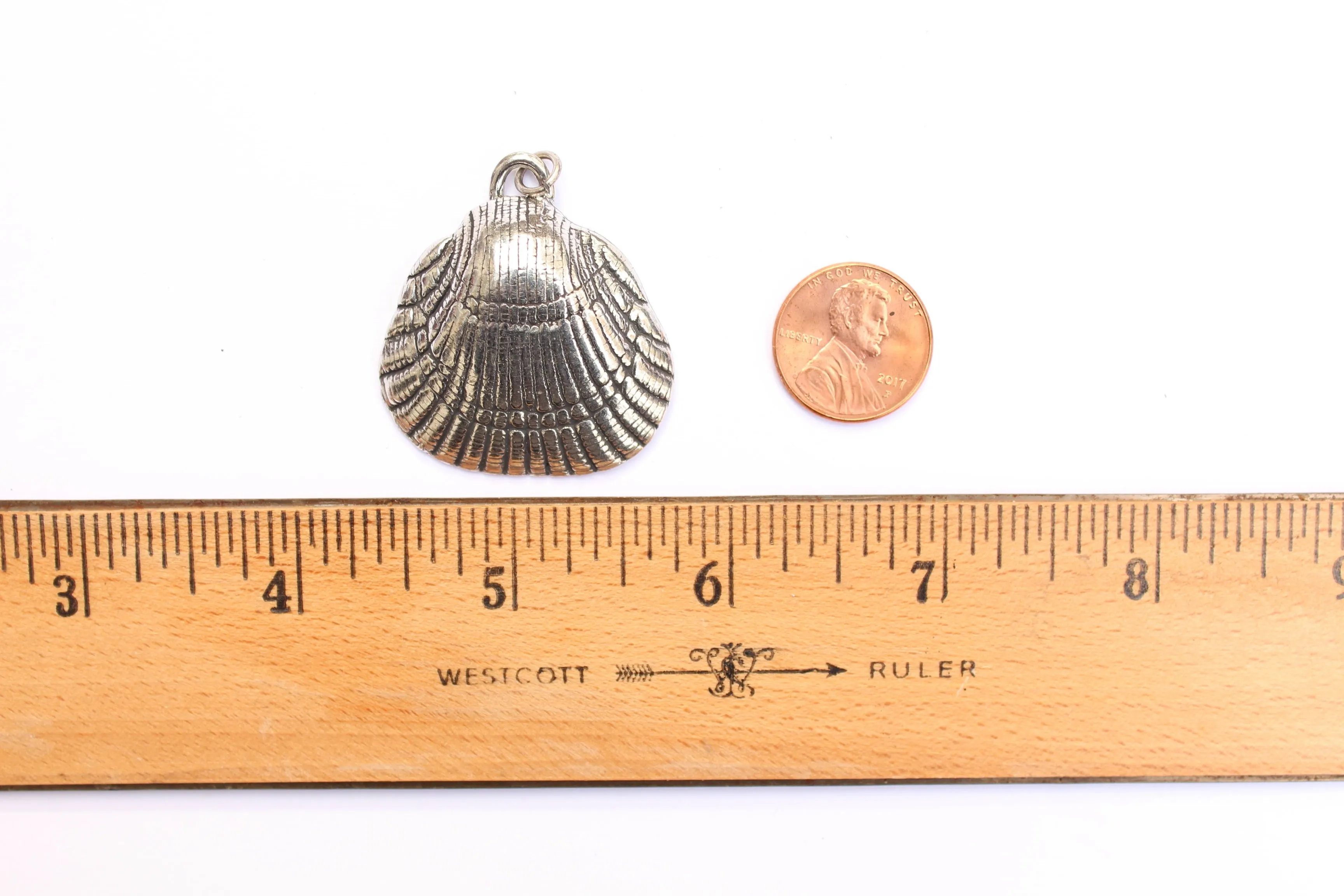 Shell Pendant in Britannium - Coastal Elegance in Every Detail