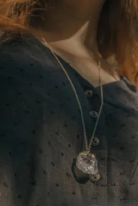 Xander Kostroma Raw Quartz Crystal Pendant in Gold - 42 cm Gold-Plated Necklace for Women - Handcrafted Healing Jewelry, Energy Amplifier, Elegant Accessory